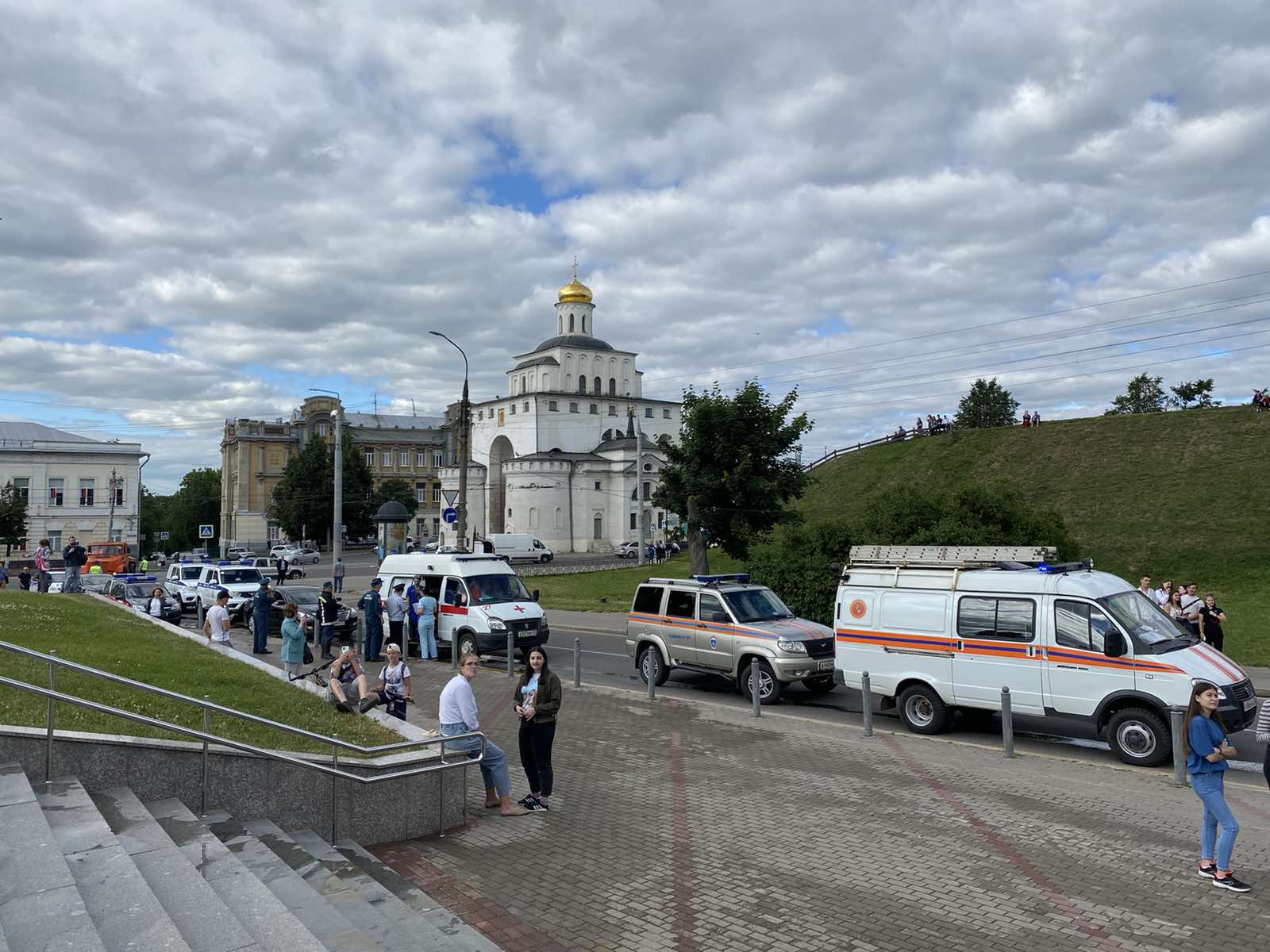 Около драмтеатра Владимир